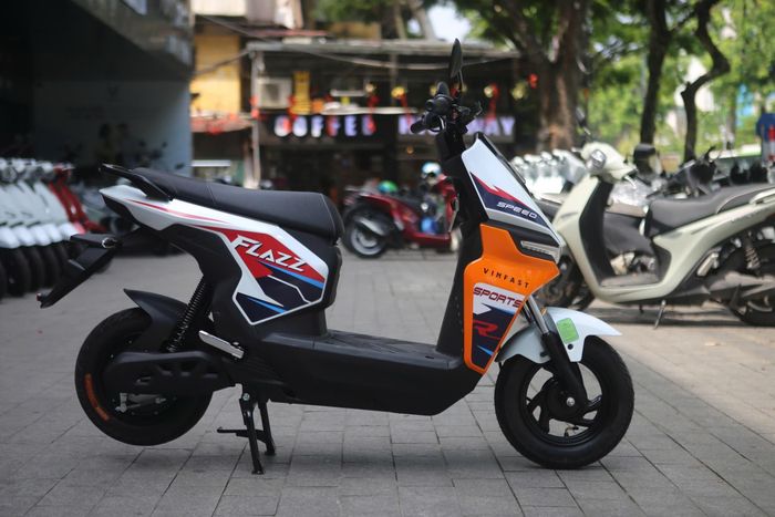 Phiên bản nâng cấp của VinFast Flazz cũng là một mẫu xe máy điện dành cho học sinh cá tính, đặc biệt là nhóm học sinh nam yêu thích phong cách thể thao. Flazz Max được trang bị motor điện công suất 1,5 kW, công suất tối đa 48 km/h và phạm vi hoạt động khoảng 85 km/lần sạc.