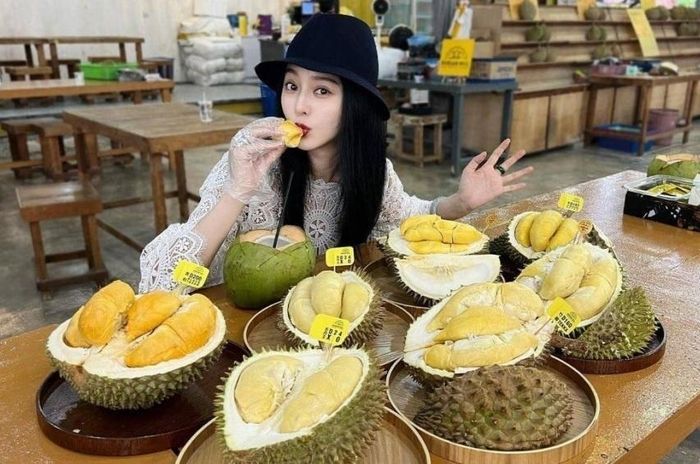 Nữ diễn viên Trung Quốc Phạm Băng Băng thưởng thức sầu riêng ở Melaka, Malaysia, tháng 6/2024 Ảnh: @bingbing_fan.