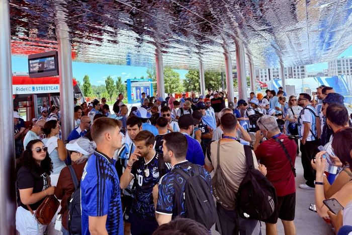Người hâm mộ xuống tại ga Riverfront của tuyến xe điện Streetcar để di chuyển tới khách sạn Origin. Ảnh: Port KC.