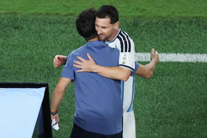 Khoảnh khắc Messi ôm HLV Lionel Scaloni trước khi rời sân trong trận gặp Algeria tại World Cup 2026. Ảnh: Siphiwe Sibeko/Reuters.