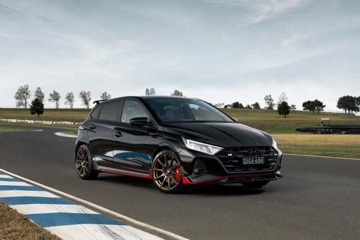 Để chia tay thế hệ i20 hiện tại, Hyundai Australia ra mắt phiên bản đặc biệt Hyundai i20 N Shadow Edition, vốn được sản xuất giới hạn 100 chiếc tại thị trường này.