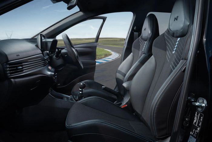 Trang bị tiêu chuẩn theo xe vẫn là bộ ghế đua bucket seat N Sports với các chi tiết tương phản màu xanh Performance Blue và logo N được thêu trên mỗi tựa đầu.