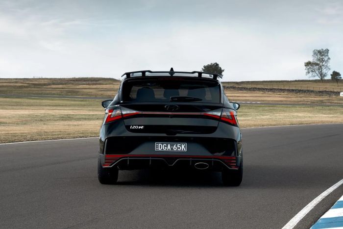Phần đuôi xe nổi bật với cánh gió sau mang phong cách của những mẫu xe đua WRC, kết hợp đèn sương mù hình tam giác cũng như hệ thống ống xả cỡ lớn.