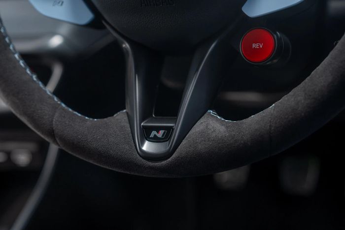 Vô lăng thể thao N được bọc chất liệu Alcantara với vị trí đánh dấu màu xanh Performance Blue tại hướng 12 giờ, bổ sung phím bấm Rev Matching màu đỏ và 2 phím kích hoạt nhanh N Mode và N Custom.