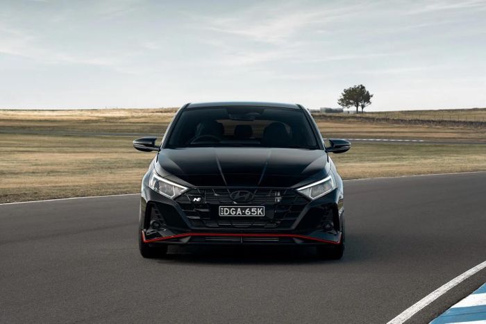 Ngoại thất của Hyundai i20 N Shadow Edition sở hữu nhiều chi tiết sơn đen như lưới tản nhiệt và logo, tương phản với cản trước trang trí với dải màu đỏ Dynamic Tomato Red.