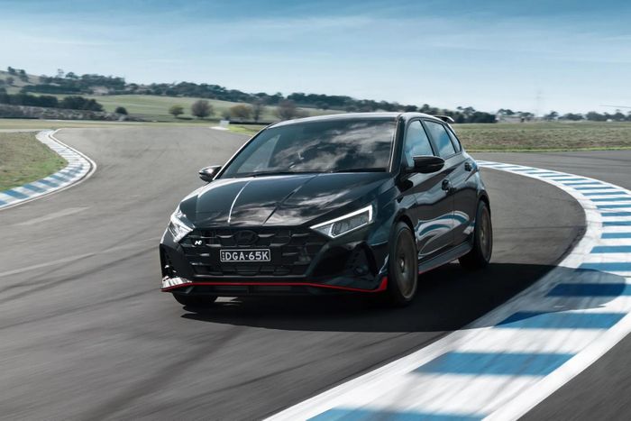 Hyundai i20 N Shadow Edition vẫn được trang bị động cơ GDi 4 xy-lanh tăng áp 1.6L, sản sinh công suất tối đa 204 mã lực và mô-men xoắn cực đại 275 Nm như bản tiêu chuẩn.