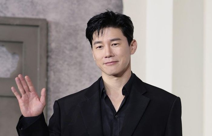  Trong hơn một thập kỷ qua, Kim Moo Yeol đã xây dựng sự nghiệp đa dạng với nhiều thể loại khác nhau, đặc biệt tỏa sáng ở dòng phim hành động, tội phạm. Anh được đánh giá cao với khả năng biến hóa từ nhân vật phản diện, cảnh sát, quân nhân đến những vai tâm lý phức tạp. Ảnh: News1.
