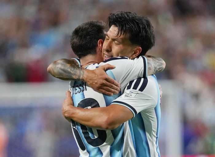 Martinez ăn mừng với Leo Messi. Ảnh: Reuters.