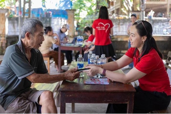 Người dùng có thể xác thực qua VNeID, ứng dụng nhà mạng hoặc đến trực tiếp điểm giao dịch của nhà mạng. Ảnh: Viettel.