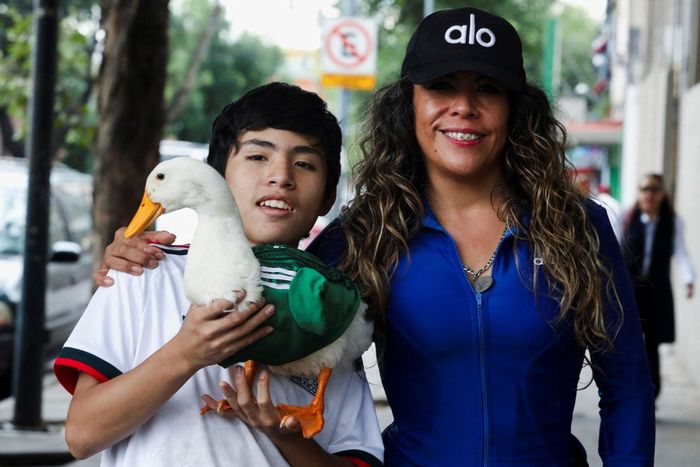 Karla Gomez và con trai Christian chụp ảnh cùng vịt Merlin ở Mexico City ngày 16/6.