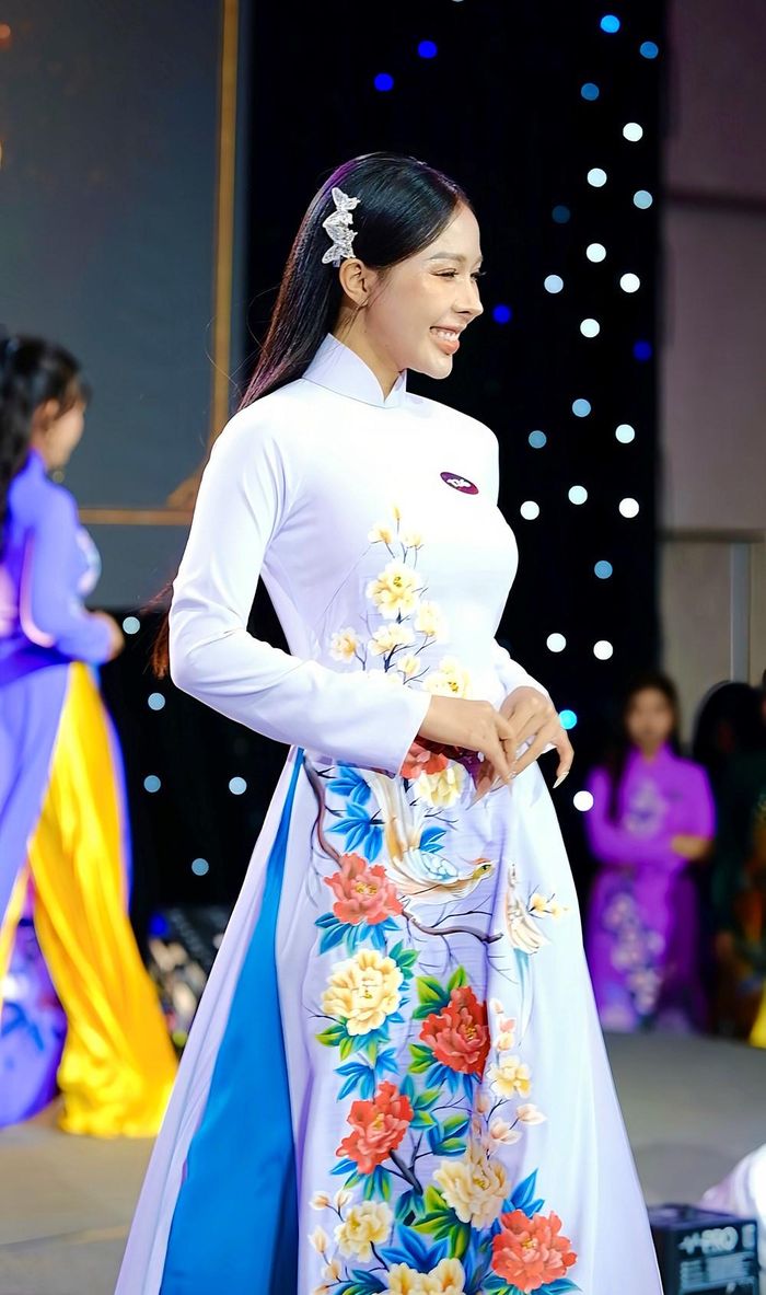 Elsa Nguyễn trong tà áo dài