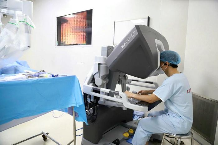 Bác sĩ phẫu thuật nội soi bằng Robot Da vinci thế hệ Xi