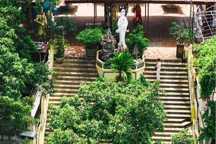 Ngôi đền có kiến trúc 1 gian 2 chái, chồng diêm 2 tầng 8 mái, với cây ngái cổ thụ trước sân.