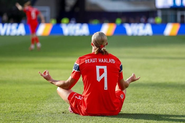 Dòng chữ "Braut Haaland" gây chú ý tại World Cup 2026
