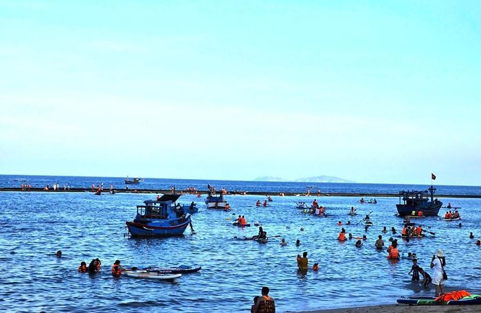 Biển Quy Nhơn Đông, tỉnh Gia Lai hút nhiều đoàn du khách trong và ngoài nước đến tham quan, trải nghiệm