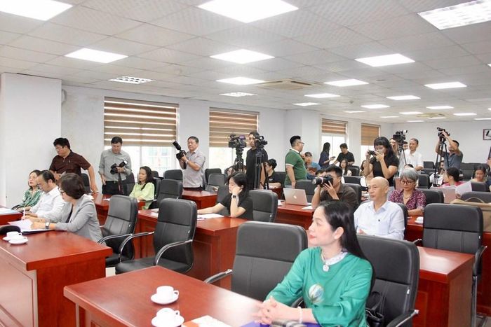 Các đại biểu dự họp báo