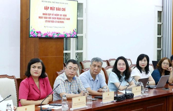 Lãnh đạo các cơ quan, đơn vị trực thuộc Bộ và các nhà báo tham dự cuộc gặp