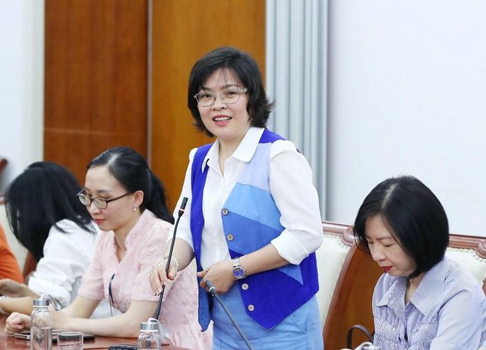 Nhà báo Vương Hà (Báo Quân đội nhân dân) phát biểu tại buổi gặp mặt