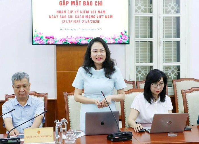 Nhà báo Thu Sâm (Báo Văn hóa) chia sẻ tại buổi gặp mặt