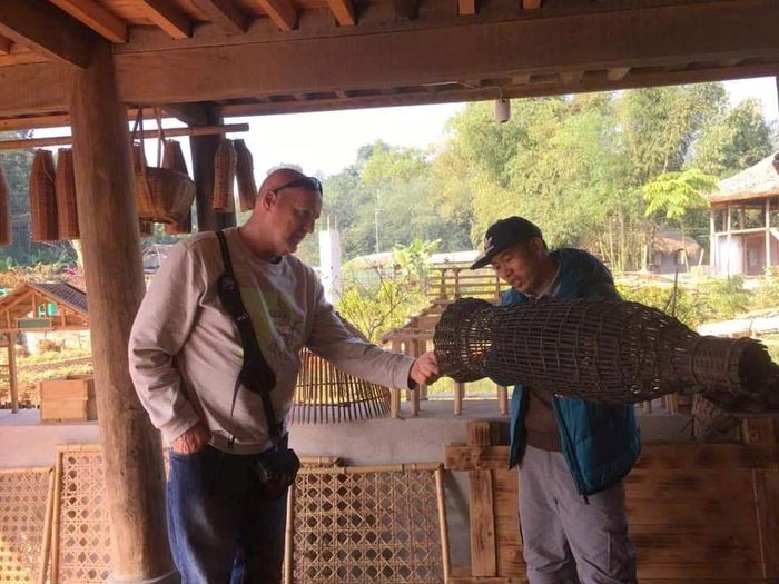 Du khách quốc tế tham quan các bản làng các dân tộc ở Lào Cai