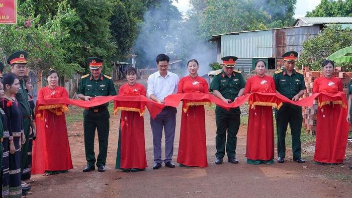 Các đại biểu thực hiện nghi thức khánh thành công trình chiếu sáng dân sinh “Sao sáng buôn làng”