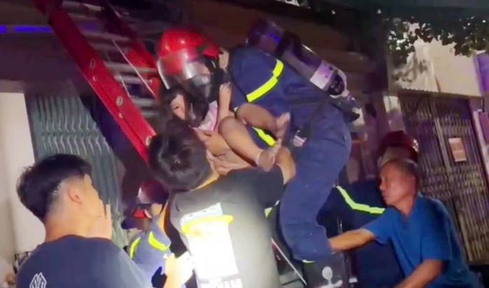 Cháu bé mắc kẹt trong ngôi nhà cháy được giải cứu an toàn. Ảnh: Công an Thanh Hóa