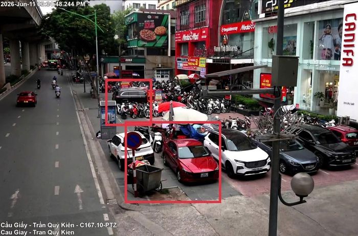 Nhiều trường hợp lấn chiếm vỉa hè, dừng đỗ không đúng quy định bị UAV phát hiện và xử lý. Ảnh: Công an Hà Nội