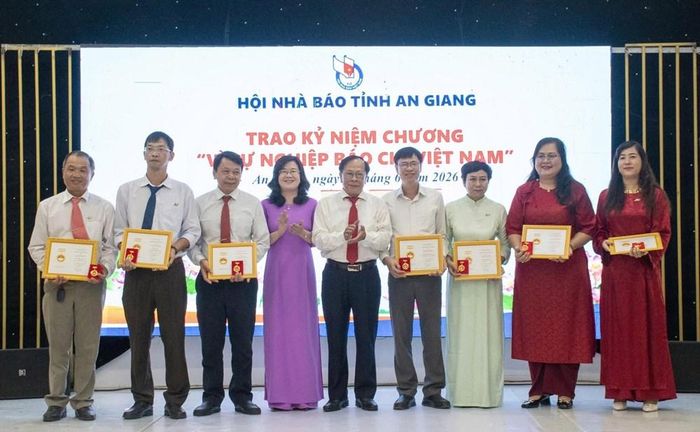 Trao Kỷ niệm chương “Vì sự nghiệp báo chí Việt Nam” cho các cá nhân tại buổi họp mặt