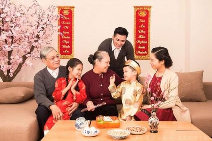 Người phụ nữ giữ vai trò quan trọng trong việc gìn giữ các giá trị văn hóa gia đình và gắn kết các thế hệ. Ảnh minh họa