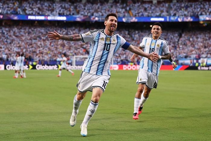 Messi hoàn tất cú hat-trick bằng siêu phẩm ngoài vòng cấm