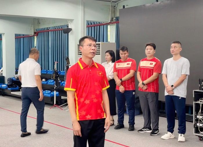 HLV đội tuyển bắn súng Trần Quốc Cường báo cáo với Thứ trưởng và đoàn công tác