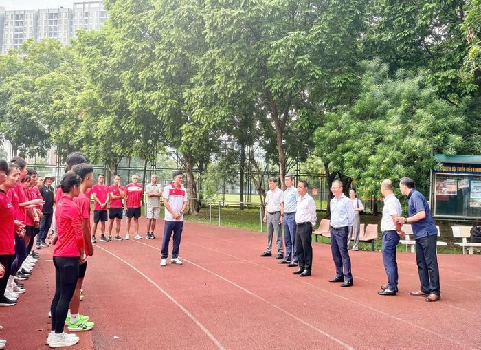 Đoàn công tác của Bộ VHTTDL do Thứ trưởng Hoàng Đạo Cương dẫn đầu đến thăm đội tuyển điền kinh Việt Nam