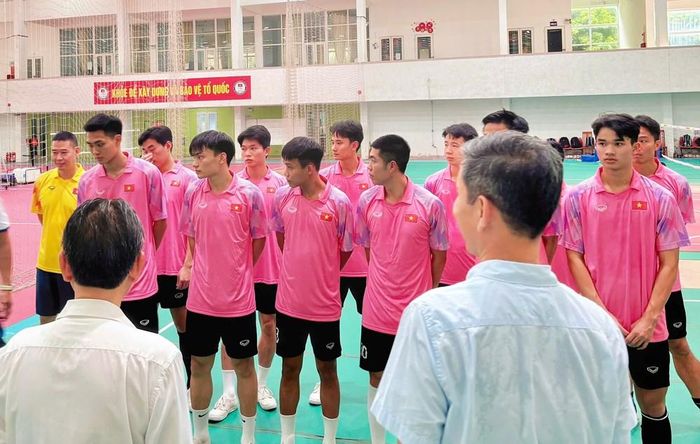 Thứ trưởng yêu cầu đội tuyển cầu mây nam tập trung hoàn thiện kỹ thuật, chiến thuật cá nhân, chiến thuật đồng đội và nâng cao thể lực