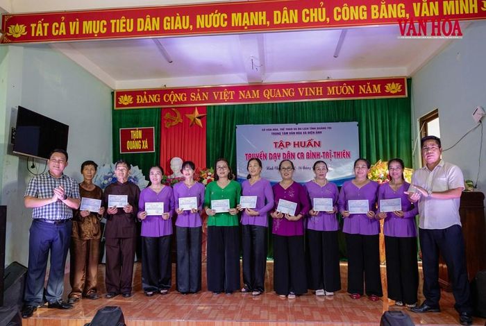 Trao giấy chứng nhận cho các học viên lớp tập huấn