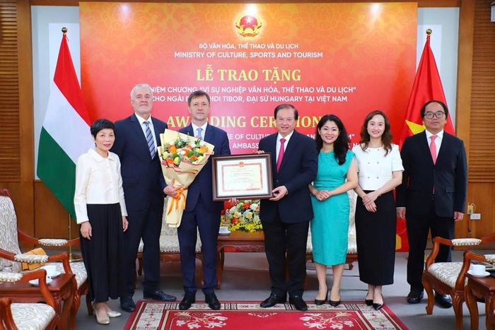 Các đại biểu chụp ảnh lưu niệm