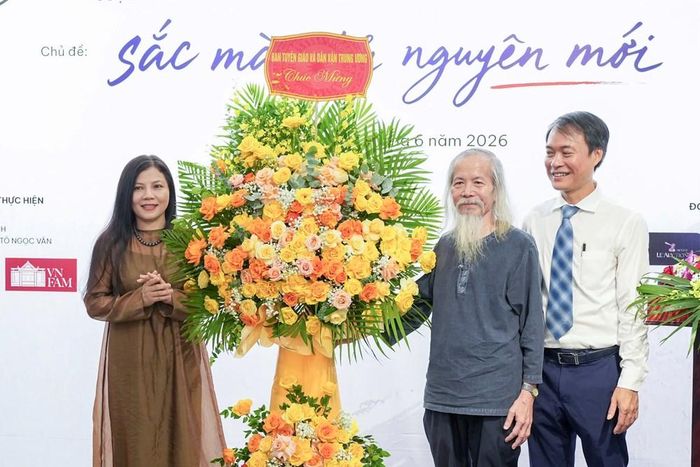 BTC nhận hoa chúc mừng sự kiện