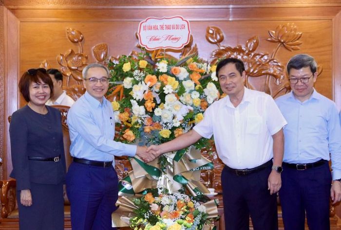 Lãnh đạo Bộ VHTTDL tặng hoa chúc mừng Ban Tuyên giáo và Dân vận Trung ương nhân kỷ niệm 101 năm Ngày Báo chí Cách mạng Việt Nam (21.6.1925 - 21.6.2026)