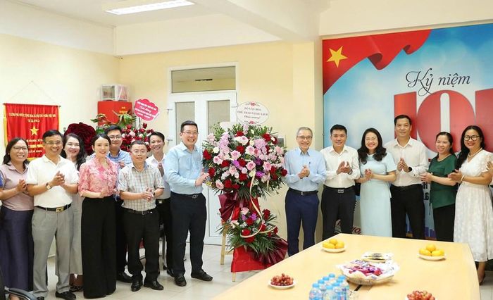 Thay mặt Lãnh đạo Bộ VHTTDL, Thứ trưởng Phan Tâm tặng hoa chúc mừng Báo Văn Hóa