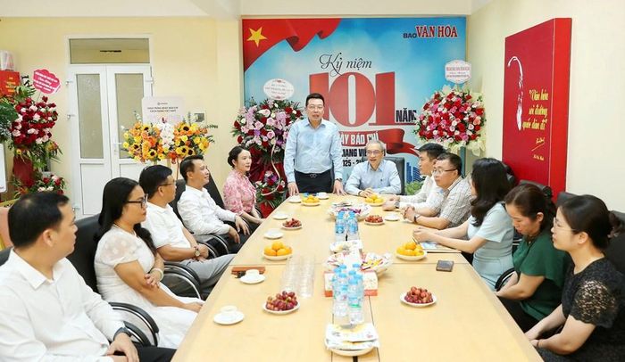 Tổng Biên tập Báo Văn Hóa Nguyễn Anh Vũ phát biểu tại buổi gặp mặt