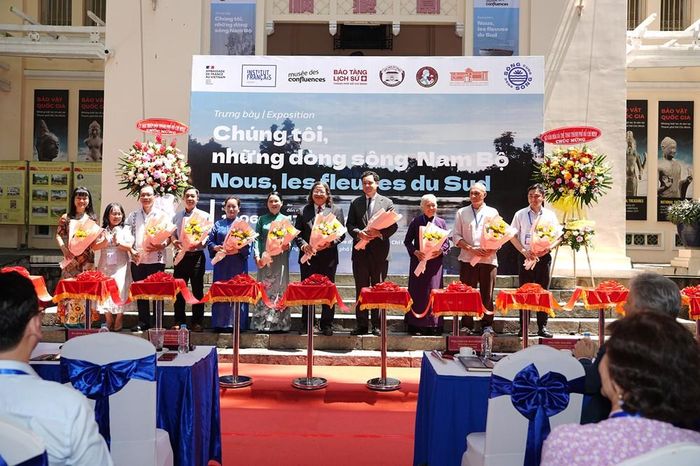 Phó Trưởng Ban Tuyên giáo và Dân vận Thành ủy TP.HCM Đinh Thị Thanh Thủy (thứ 2, từ trái qua) tặng hoa đại diện Sở Văn hóa và Thể thao TP.HCM, các đơn vị và cá nhân đã trực tiếp tham gia công tác chuẩn bị và thực hiện trưng bày. Ảnh: BTC