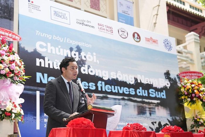 Tổng Lãnh sự Pháp tại TP.HCM Etienne Ranaivoson cho biết triển lãm là một phần của dự án “Sống cùng dòng sông”. Ảnh: BTC