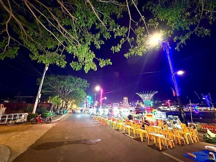 Lượng khách đến “Phố đêm Chợ Nhỏ” giảm mạnh, nhiều thời điểm trở nên vắng bóng