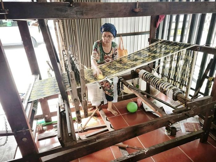 Bà Zay Mah thực hành nghề dệt thổ cẩm tại cơ sở