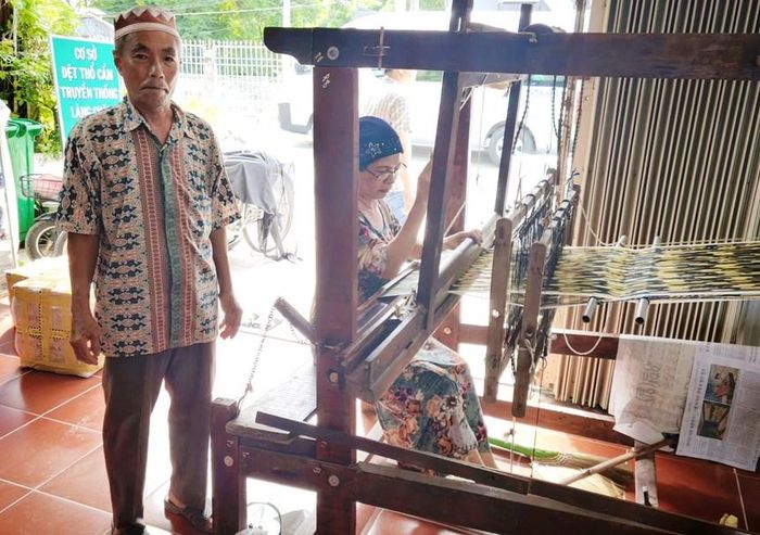 Hai vợ chồng nghệ nhân Mo Ha Mad và Zay Mah bên khung dệt thổ cẩm