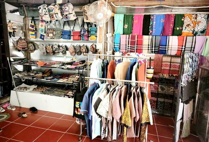 Các sản phẩm thổ cẩm do hai vợ chồng nghệ nhân Mo Ha Mad và Zay Mah tạo ra