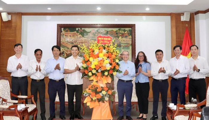 Tỉnh ủy Thanh Hóa tặng hoa chúc mừng Bộ VHTTDL nhân kỉ niệm 101 năm Ngày Báo chí Cách mạng Việt Nam