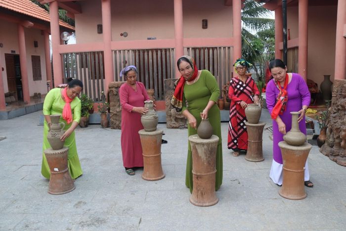 Trình diễn nghệ thuật làm gốm Chăm Bàu Trúc