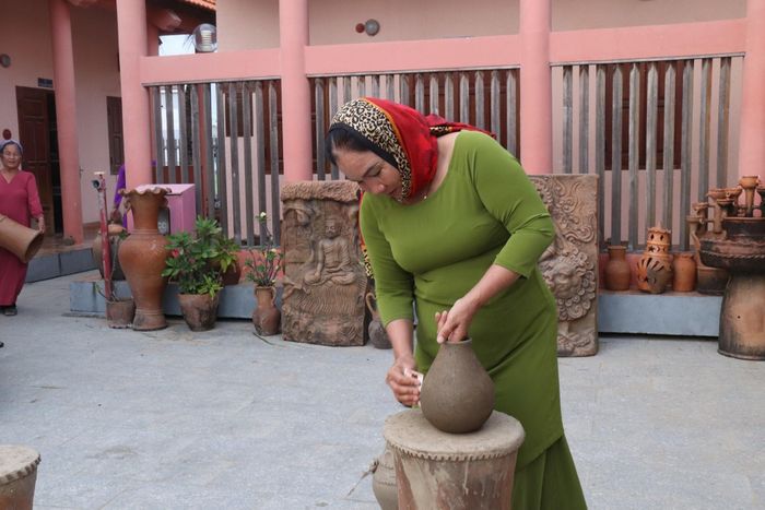 Nghệ nhân say sưa tạo hình gốm Chăm Bàu Trúc