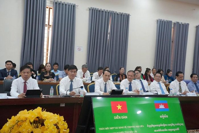 Lãnh đạo tỉnh Đắk Lắk tham dự Diễn đàn. Ảnh: Hà My