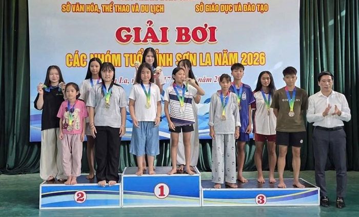 Ban tổ chức trao giải cho các VĐV xuất sắc tại giải đấu